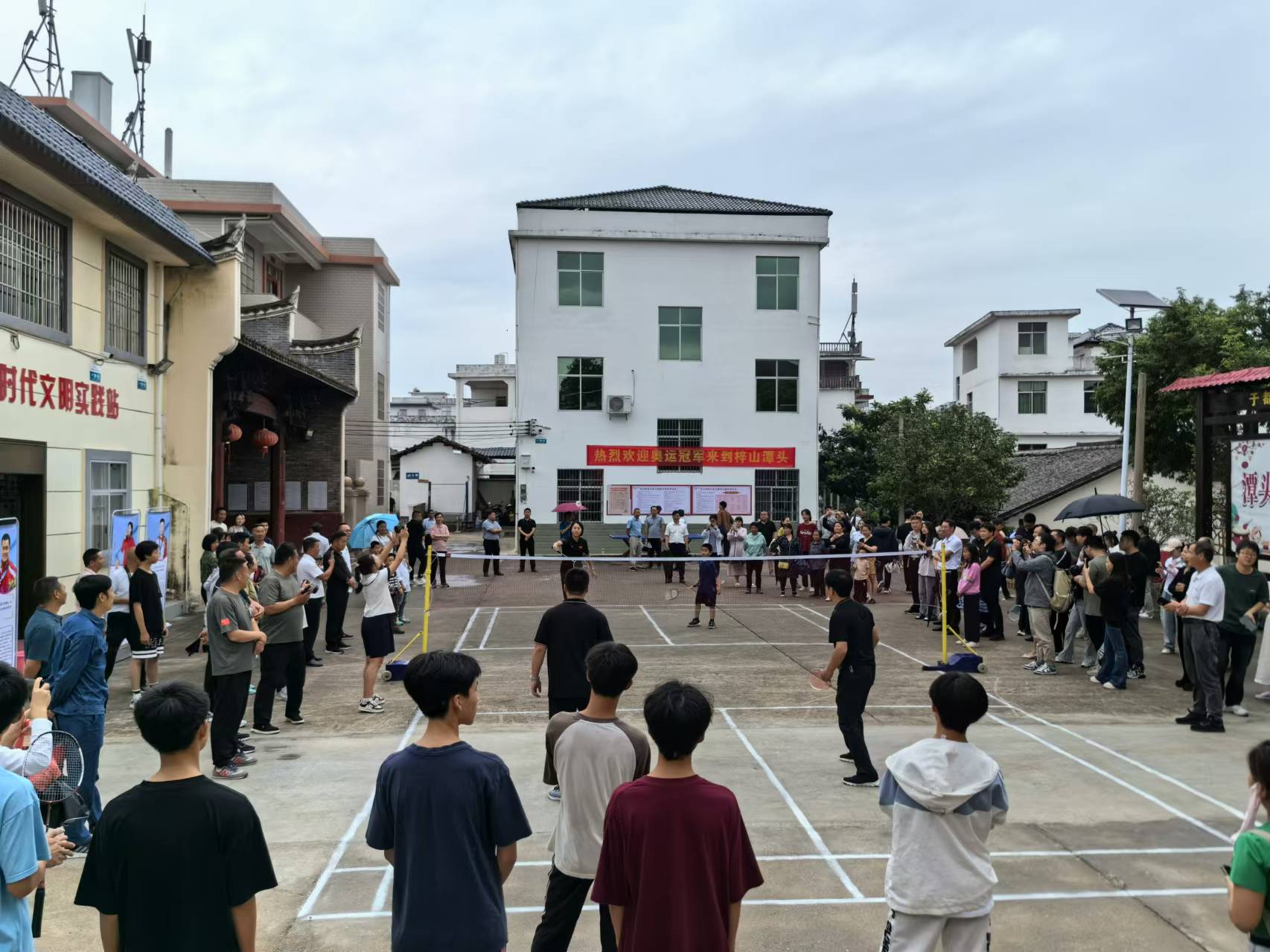 赵芸蕾与潭头社区居民进行羽毛球比赛。人民网记者杨磊摄