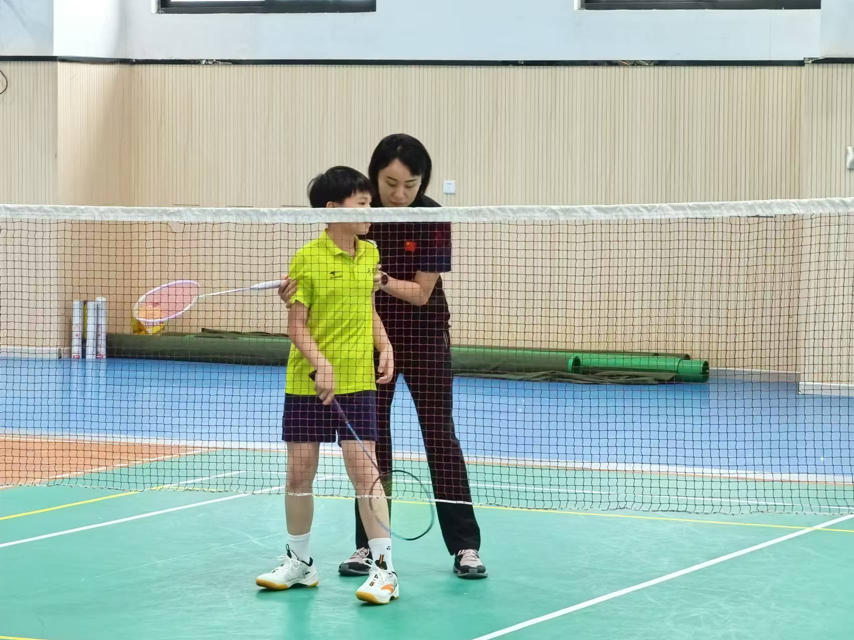 赵芸蕾为学校羽毛球队队员讲解技术动作。人民网记者杨磊摄