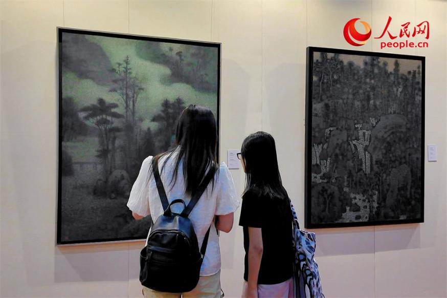 观众正在观赏王秦生画作《云山幽趣》。人民网记者 刘微摄