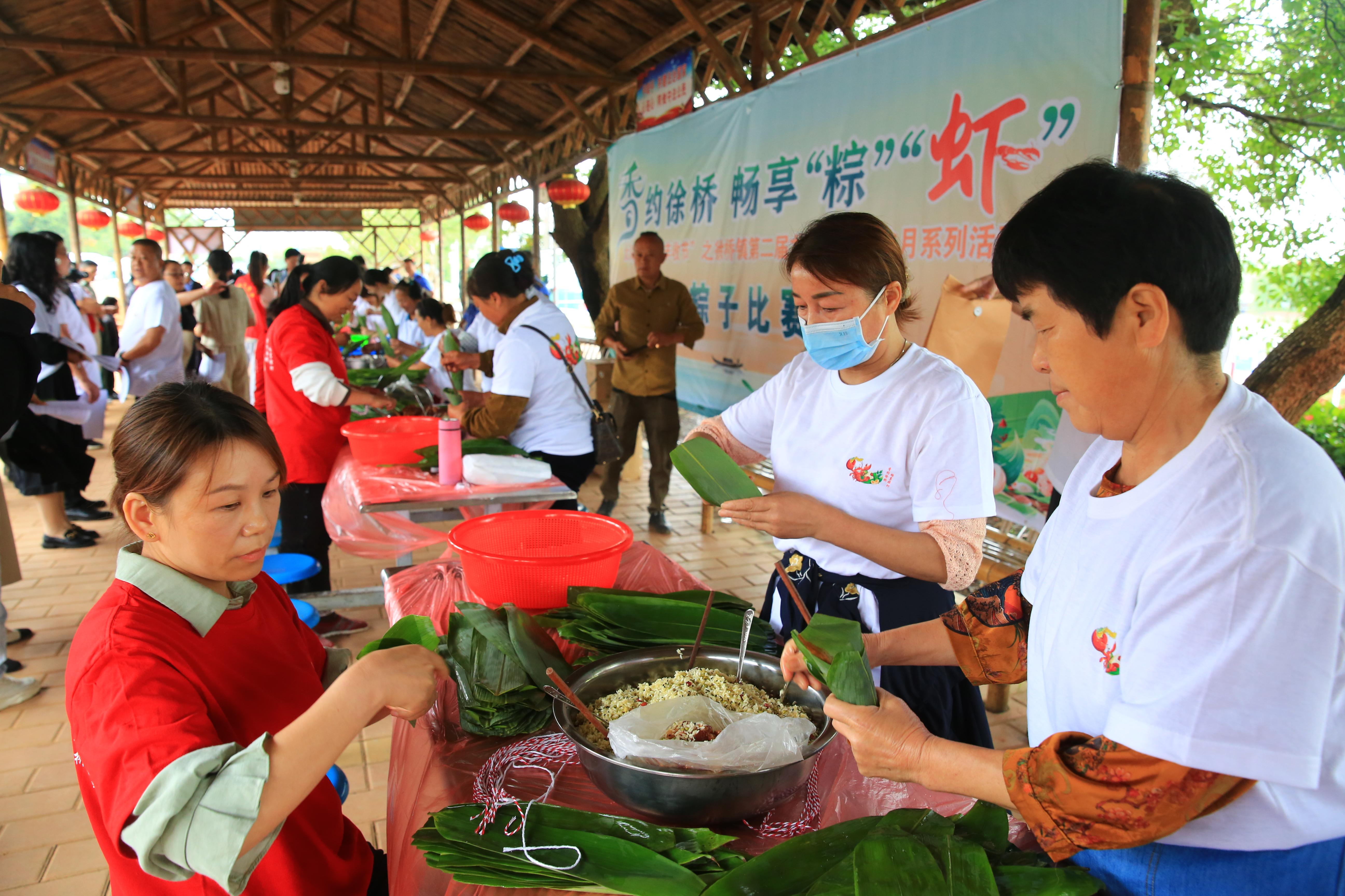 安徽省太湖县徐桥镇市民在开展包粽子比赛。刘辉摄